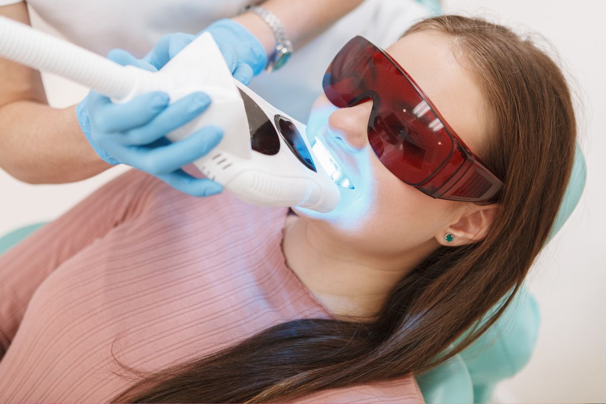 Trattamento professionale di sbiancamento dentale con luce LED in studio dentistico