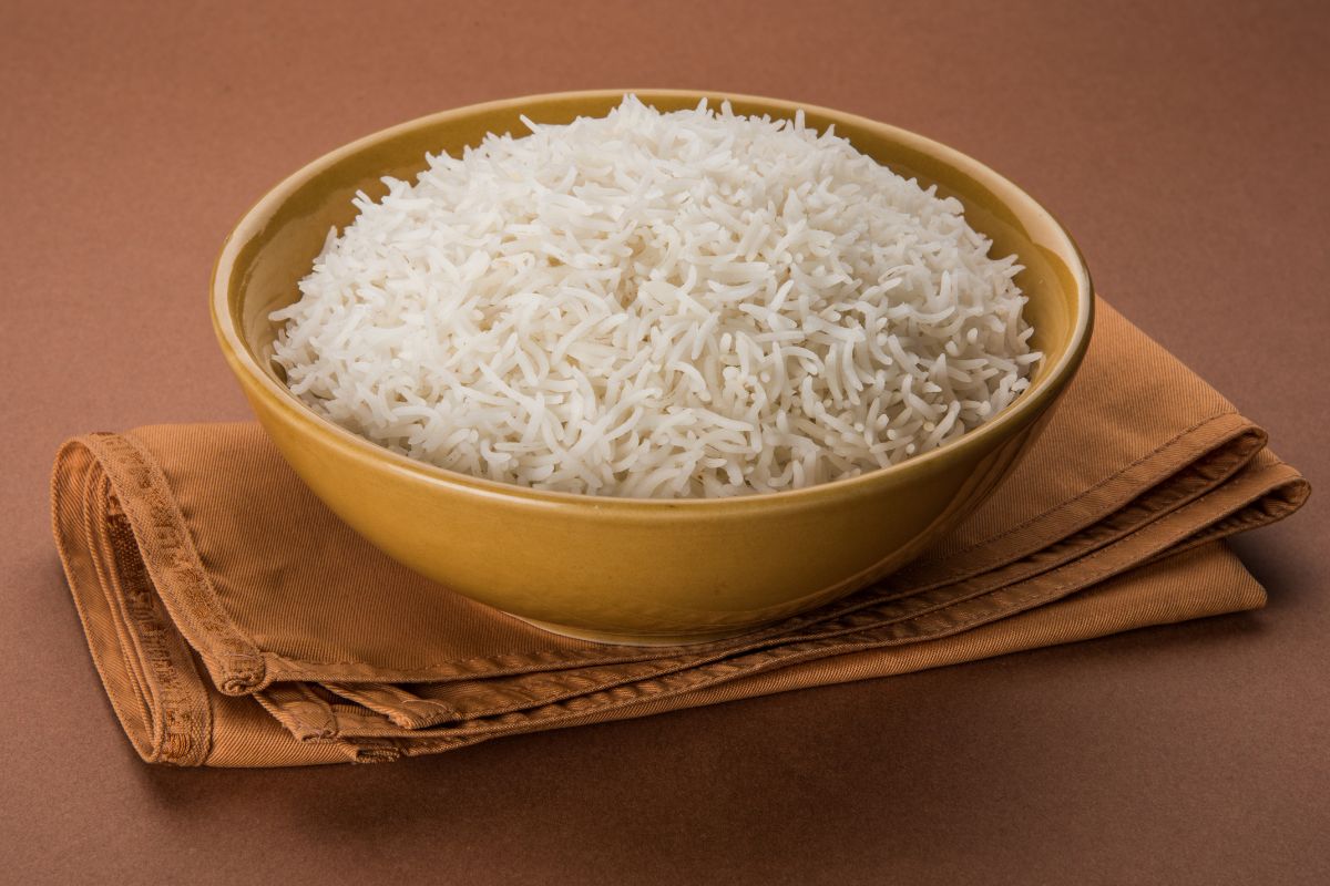 Ciotola di riso bianco basmati cotto a vapore: alimento morbido e digeribile, indicato nei primi giorni dopo un intervento di implantologia dentale.
