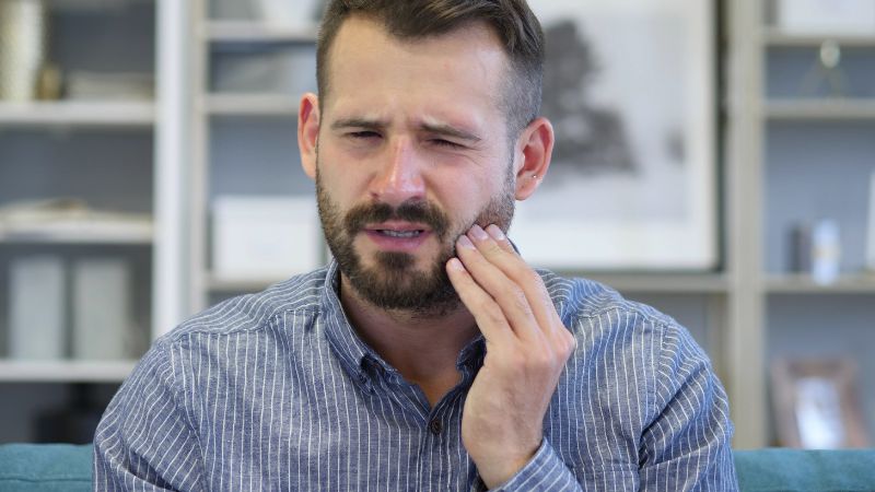 paziente prova fastidio dovuto alla probabile infezione in un impianto dentale