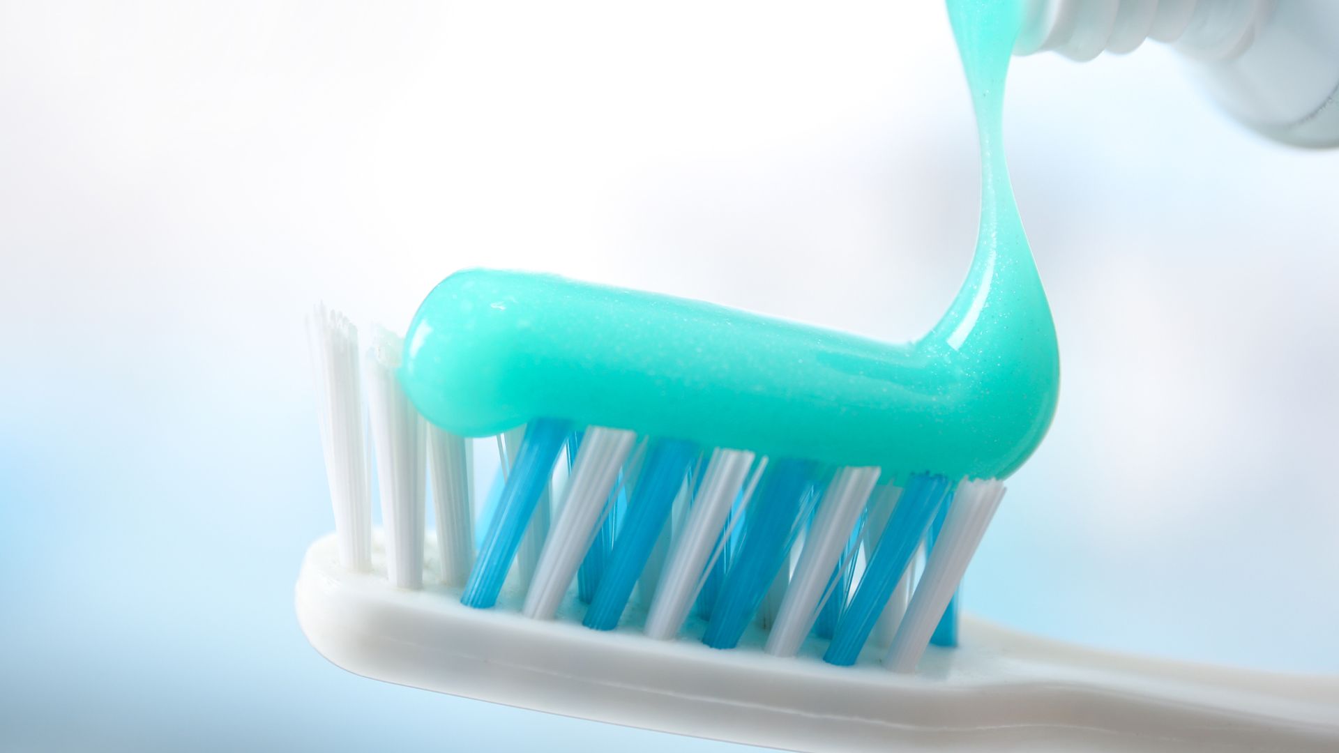 dentifricio contenente fluoro